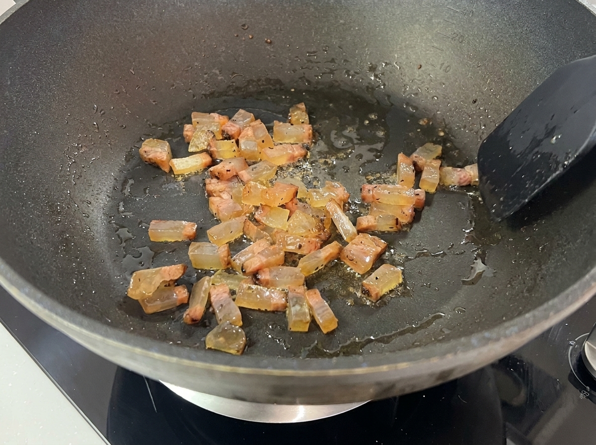 Speckwürfel braten im eigenen Fett und werden goldbraun.