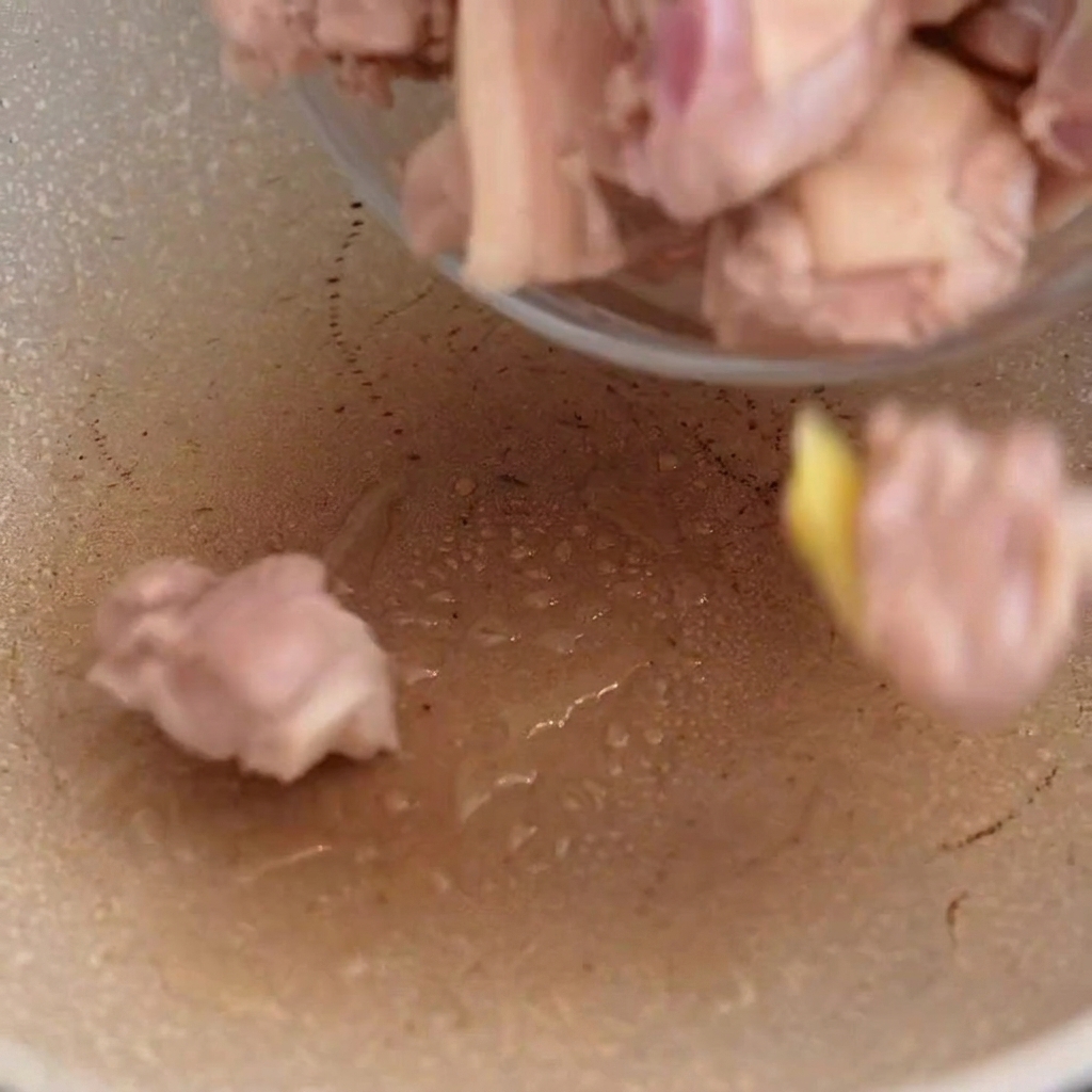 Entenfleisch wird in einer heißen Pfanne angebraten.