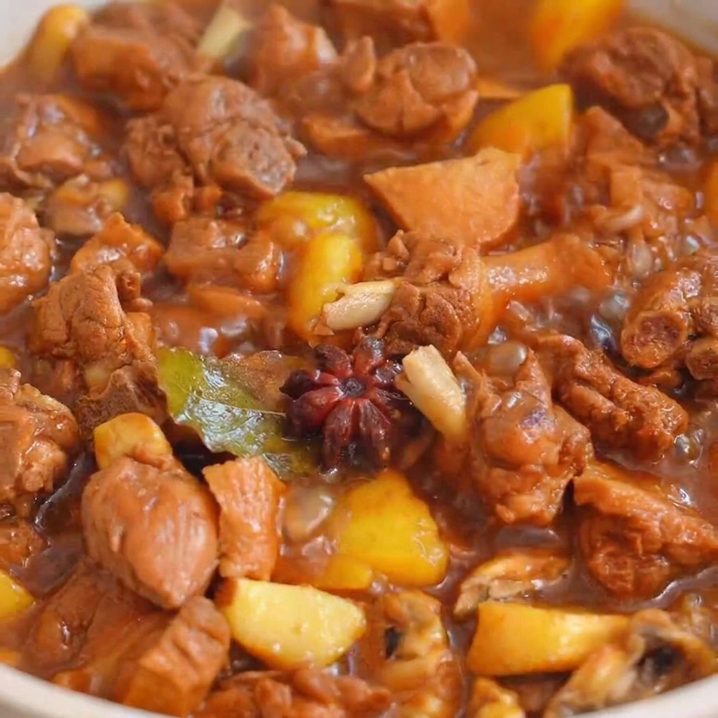 Grüne und rote Paprika werden in die Pfanne mit der gekochten Ente und den Kartoffeln gerührt.