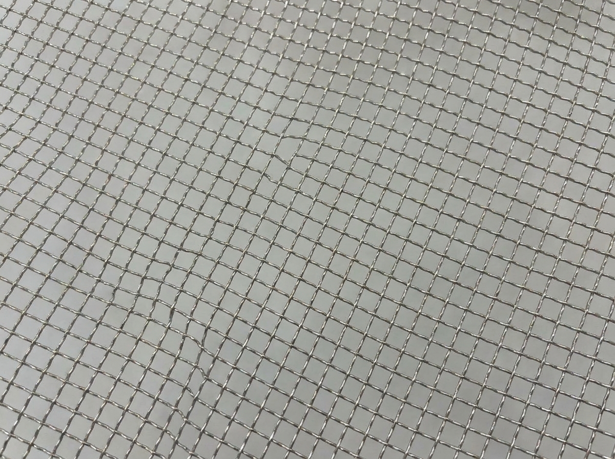 Gefüllte Okrastücke ordentlich auf einem Metallgitter angeordnet, bereit für den letzten Schritt.