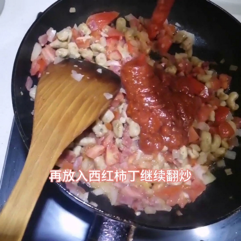 Pastasauce wird in die Pfanne mit Speck, Rindfleisch und Zwiebeln gegossen.