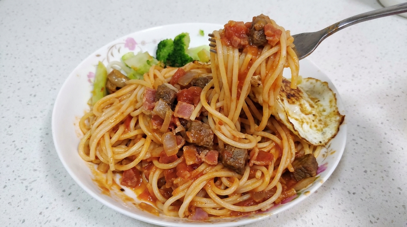 Ein herzhafter Teller Pasta mit Rindfleisch und Speck, garniert mit einem Spiegelei und etwas gedämpftem Brokkoli.