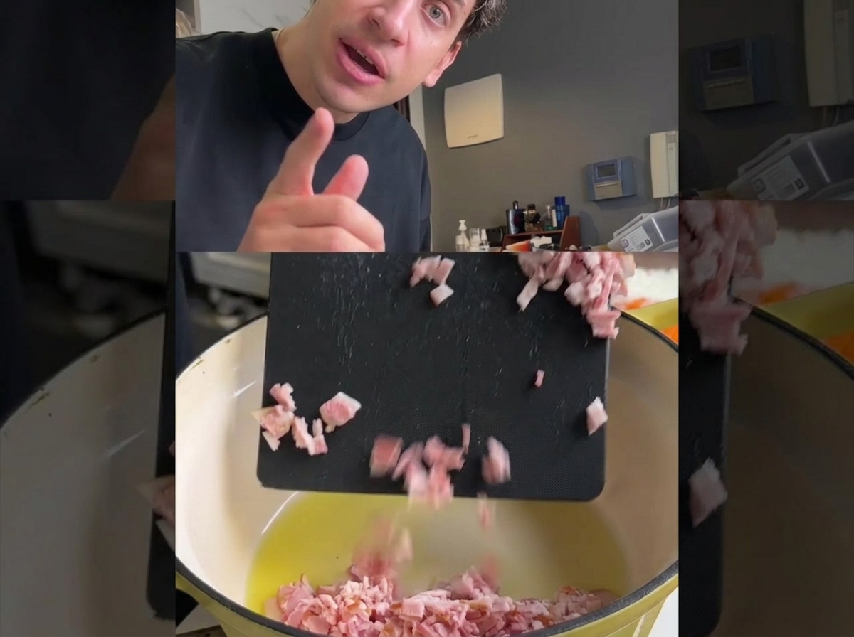 Gehackte Pancetta wird in einen heißen Topf mit Öl und gewürfeltem Gemüse gegeben.