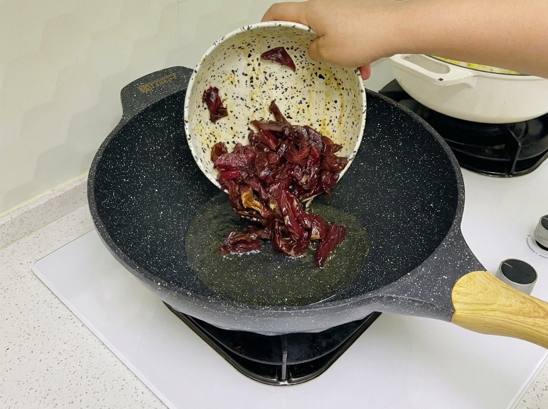 Marinierte Rindfleischstreifen braten in einem heißen Wok.