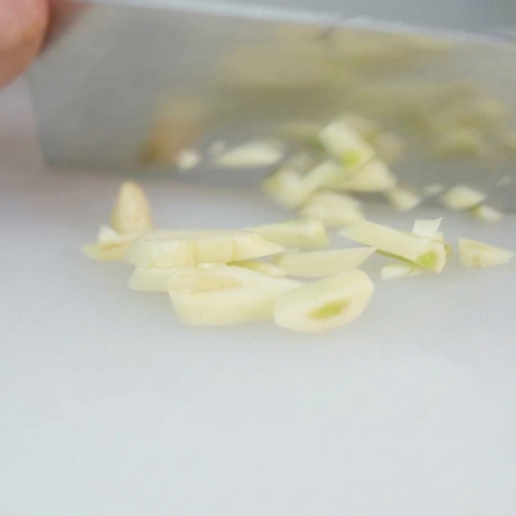 Speckstreifen werden in kleine 1 cm große Stücke geschnitten und in eine Metallschüssel gegeben.