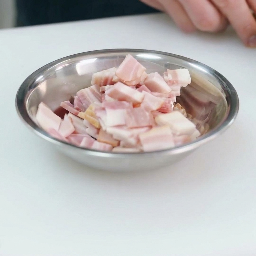 Hartkäse wird mit einer Handreibe in feine Raspeln gerieben.
