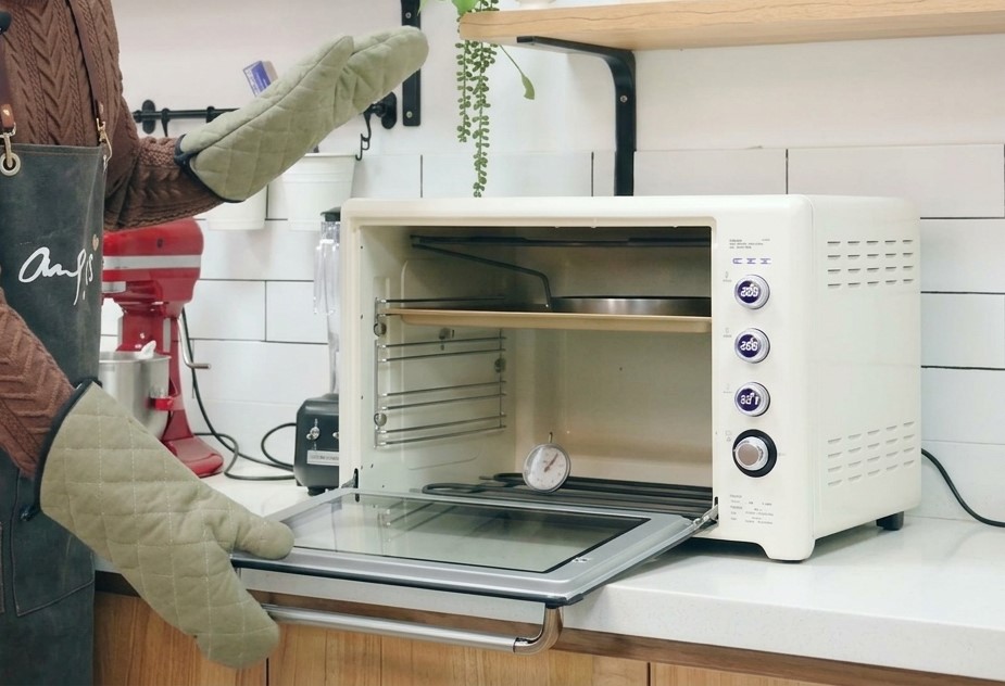 Spiralnudeln werden in der Pfanne mit der cremigen Sauce vermengt.