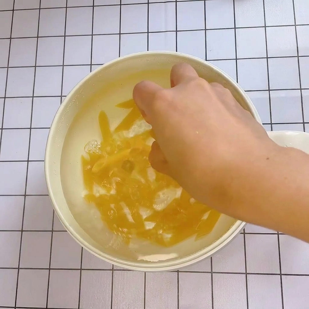 Penne kochen in einem Topf mit sprudelndem Wasser.