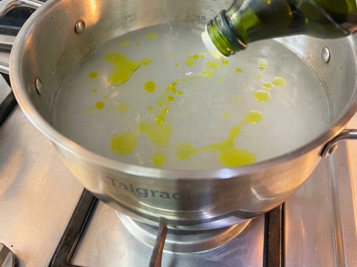 Trockene Spaghetti in einem großen Topf mit kochendem Wasser.