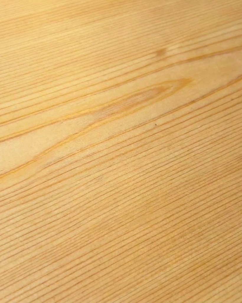 Speck wird auf einem Holzschneidebrett in Streifen geschnitten.