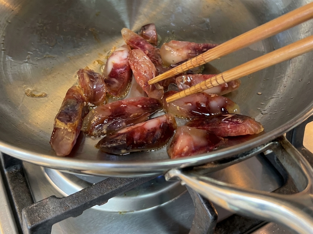 Speckwürfel braten in einer Edelstahlpfanne mit etwas Öl.