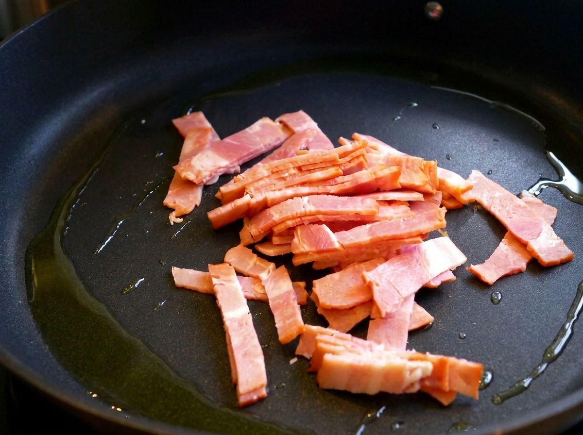 Speckstreifen braten in einer Pfanne mit etwas Olivenöl.