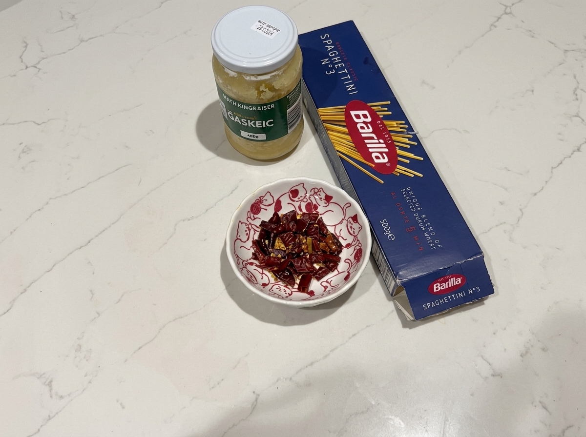 In einer heißen Pfanne braten Speckstreifen goldbraun und knusprig.