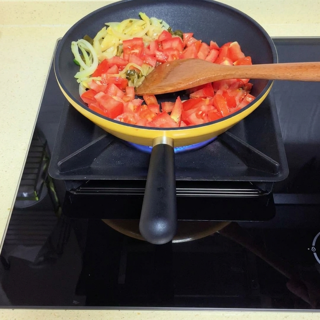 Tomaten verkochen in der Pfanne zu einer weichen Sauce.
