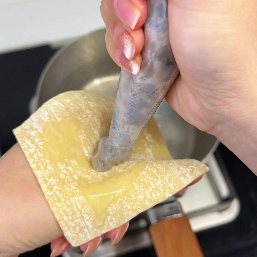 Gekochte, gewellte Ramen-Nudeln werden in die Miso-Suppenbrühe gegeben.