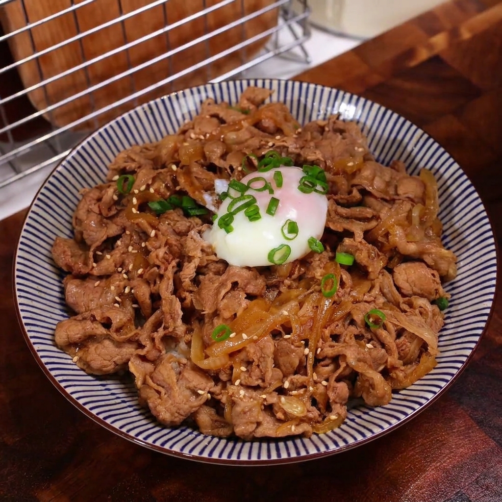 Fertiges Gyudon wird mit Frühlingszwiebeln und Sesam bestreut.