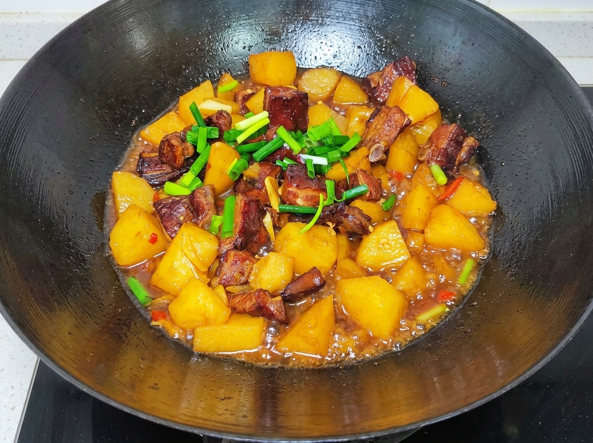 Frische Rinderbrisket-Scheiben, eine rote Zwiebel und ein Ei auf einer sauberen Arbeitsfläche.