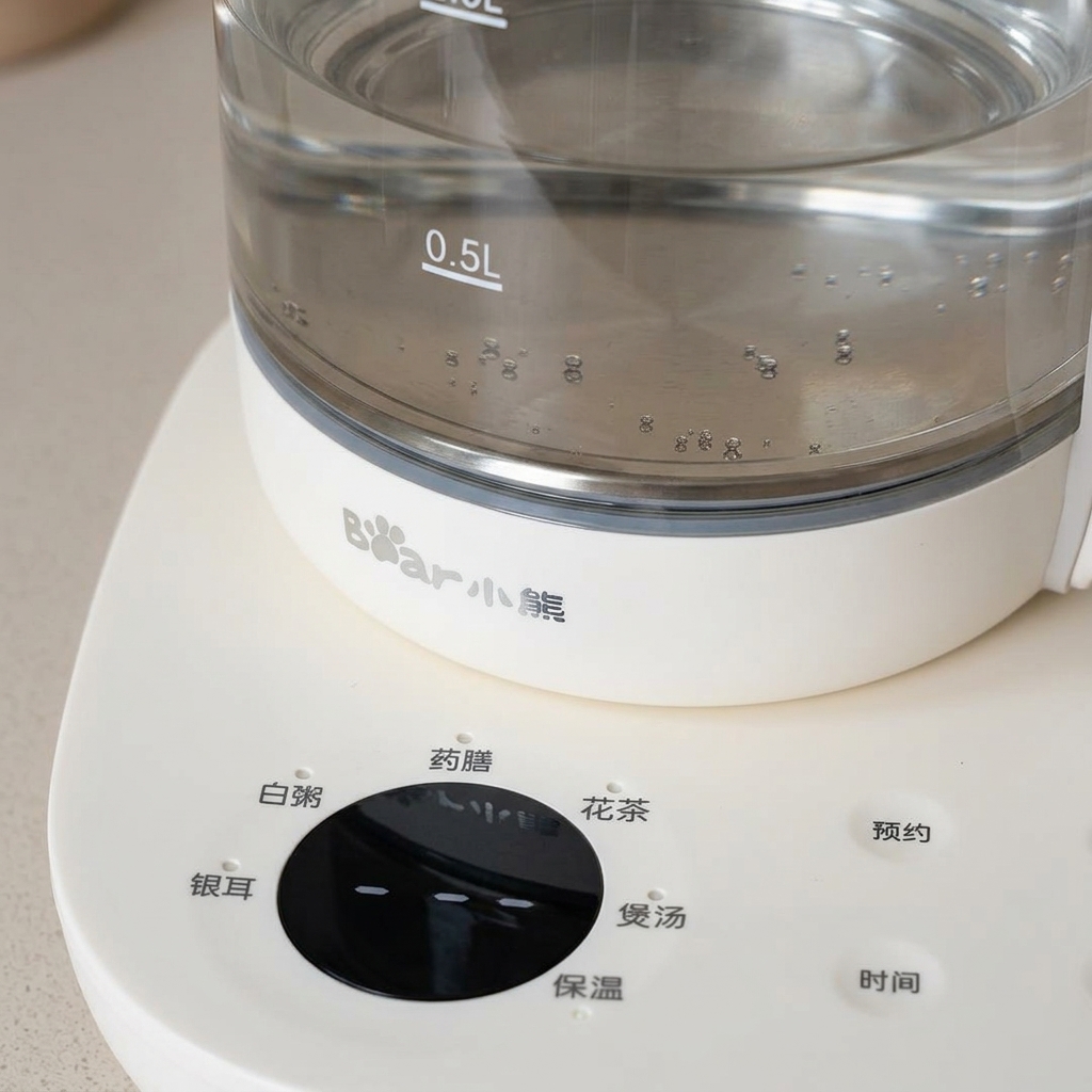 Ein rohes Ei wird vorsichtig in einen Wasserkocher mit heißem Wasser gegeben.