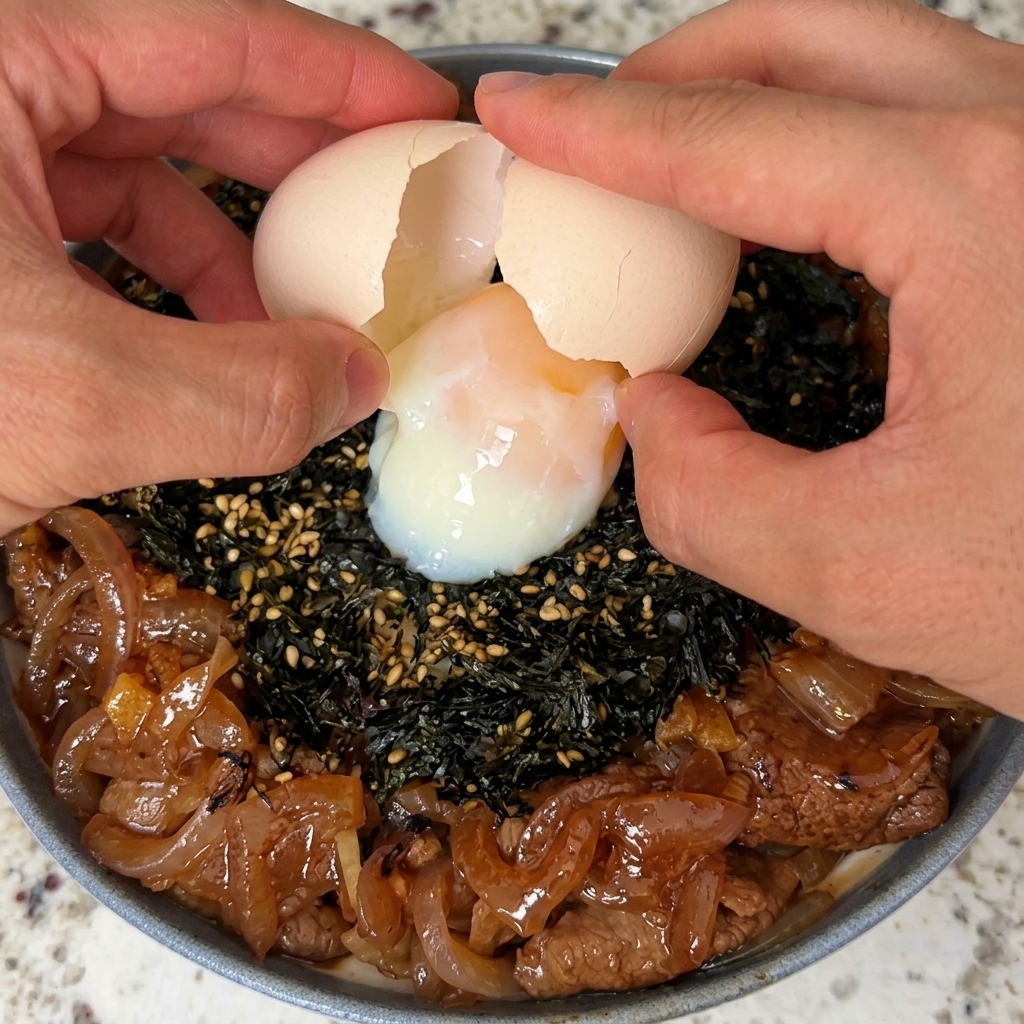 Ein Onsen-Ei wird vorsichtig auf der Bowl platziert.