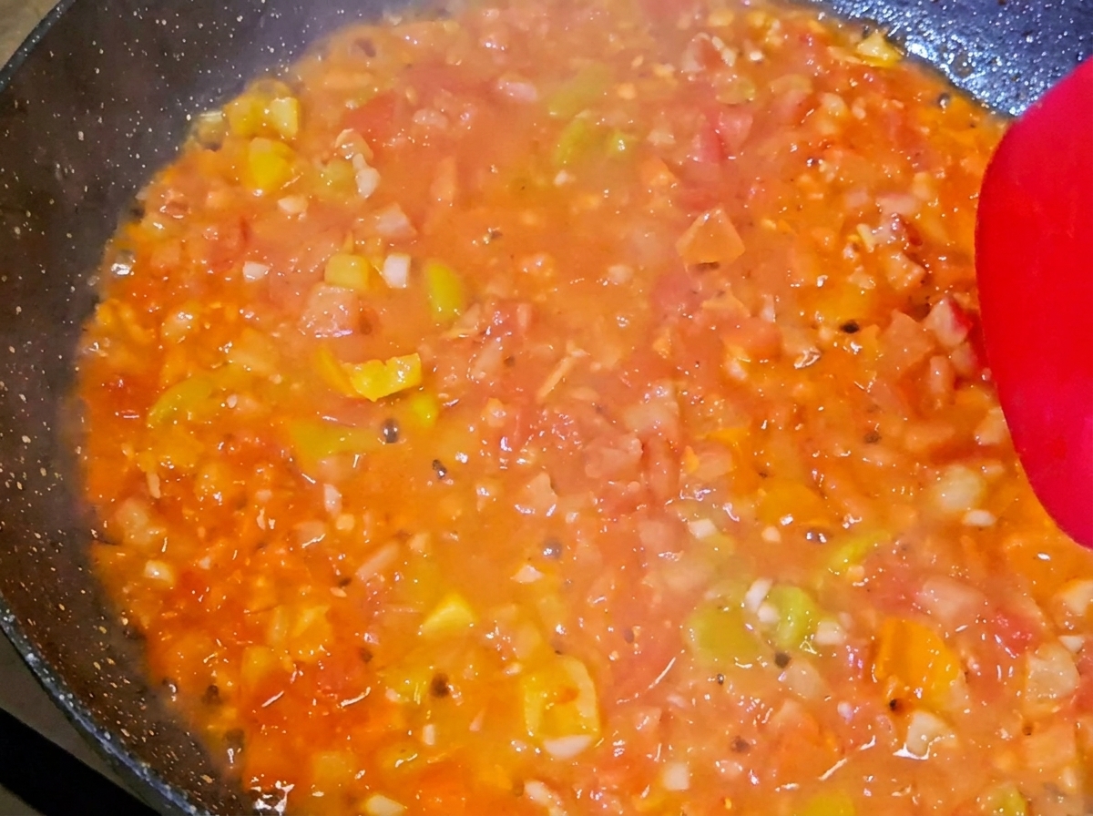 Rindfleisch, Surimi und Brokkoli werden mit Tomatensauce gemischt.