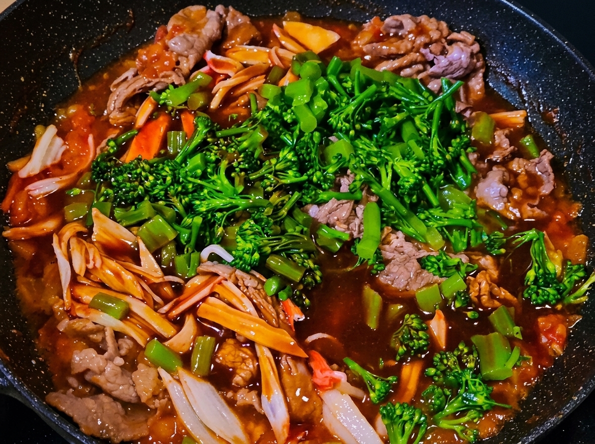 Flüssige Sauce wird über den Pfanneninhalt gegossen.