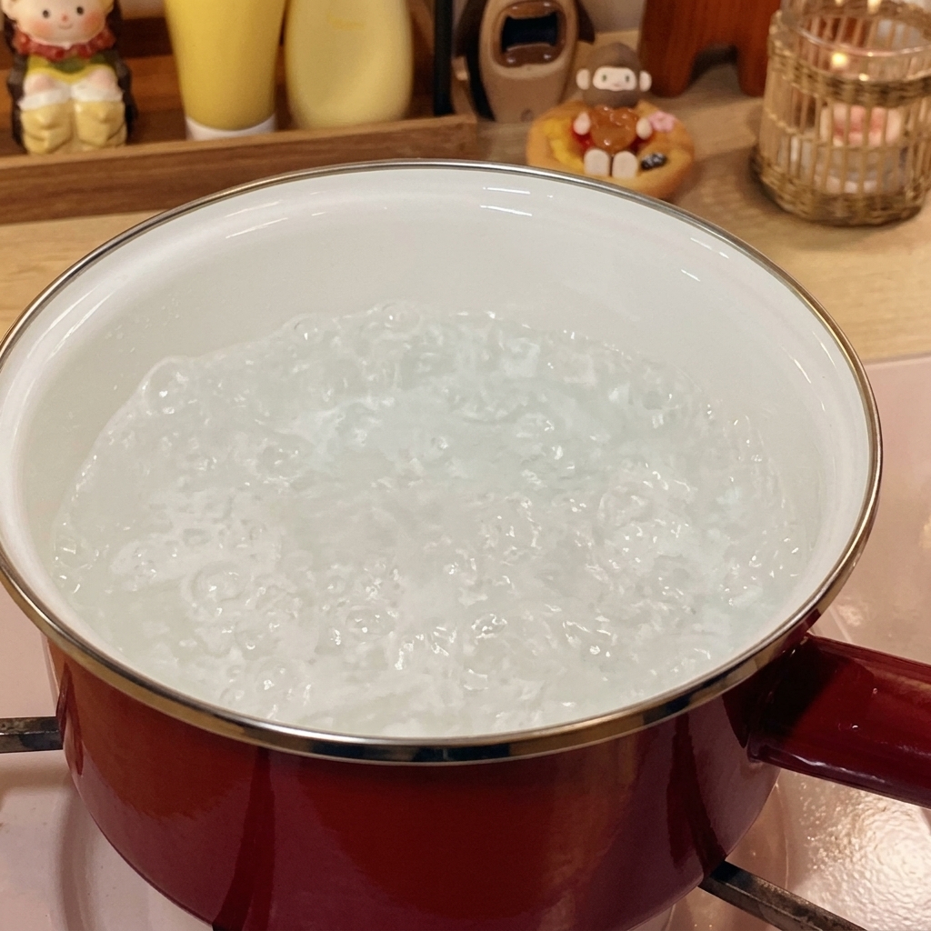 Tiefgekühlte Rindfleischrollen in einem Topf mit kochendem Wasser.