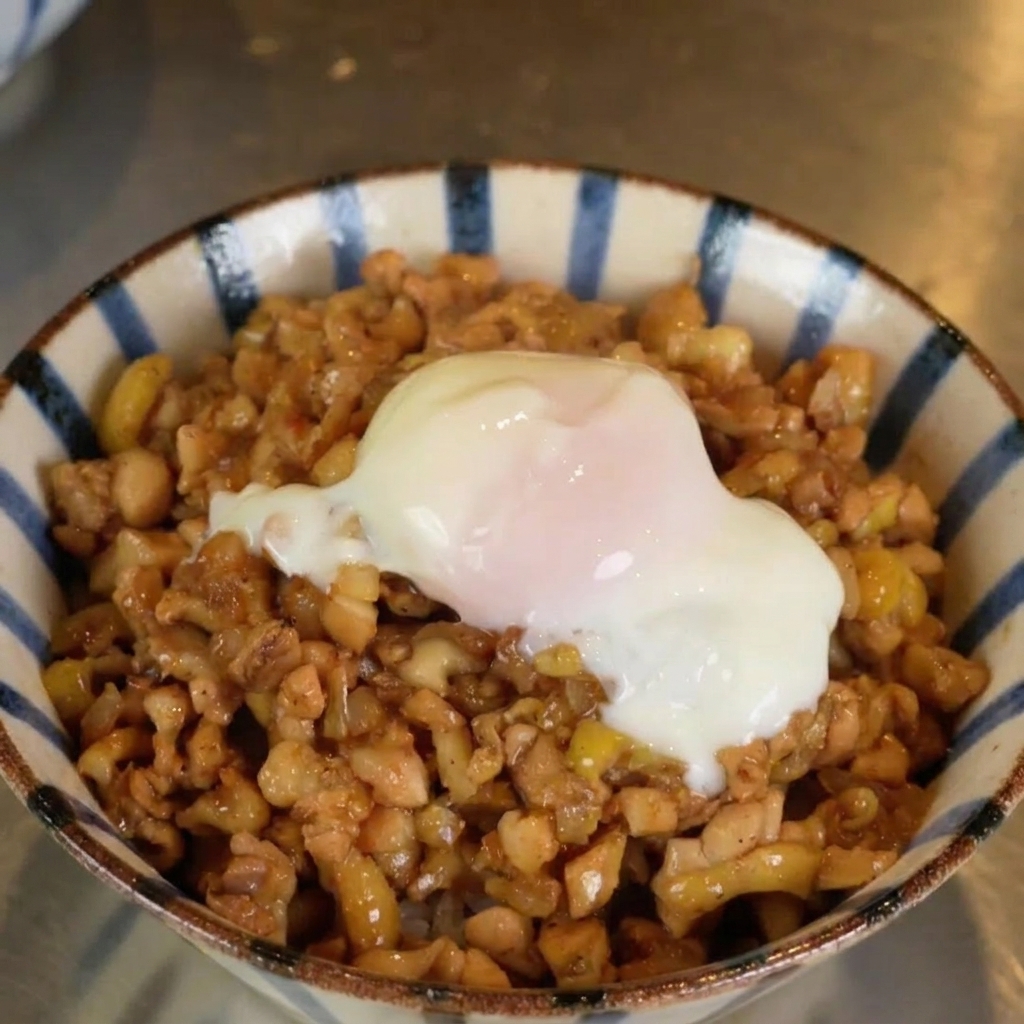 Gehackte Frühlingszwiebeln werden als Garnitur über das Gericht gestreut.