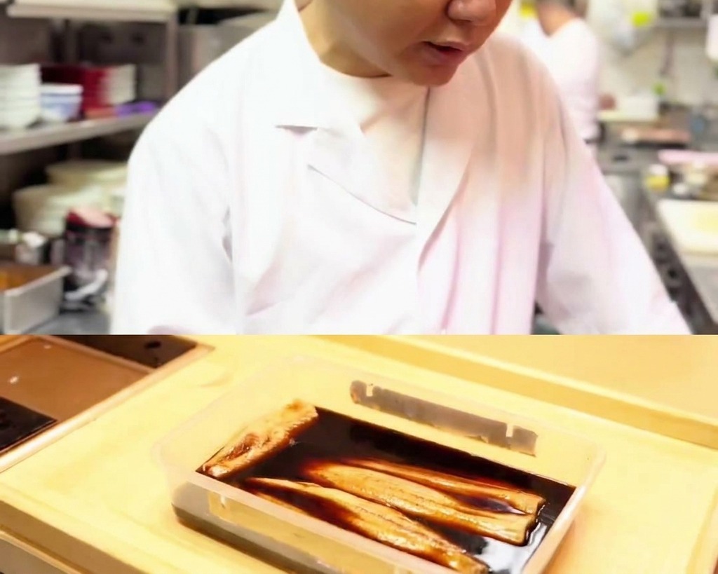 Dünne Thunfischscheiben ruhen und nehmen die dunkle Soja-Marinade auf.
