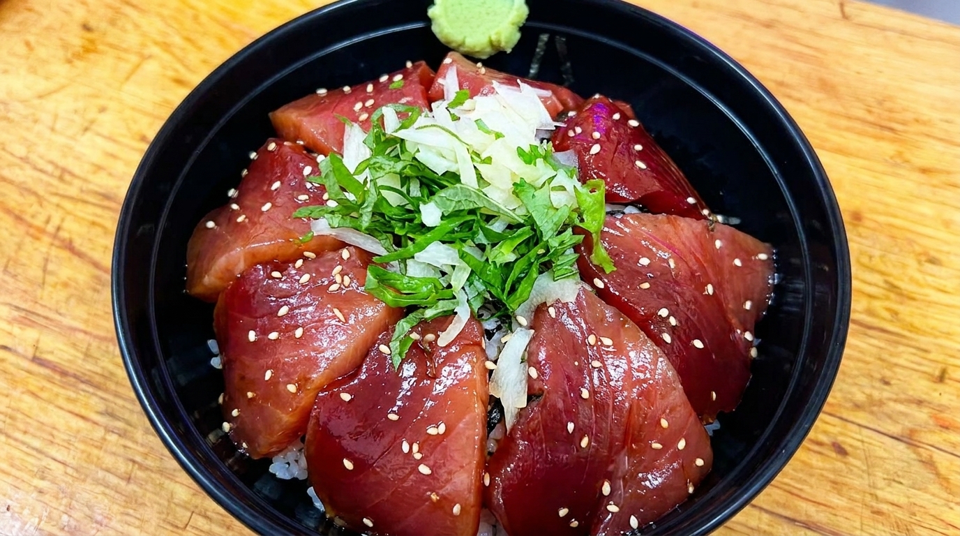 Japanische marinierte Thunfisch-Reisschale (Maguro Zuke Don)