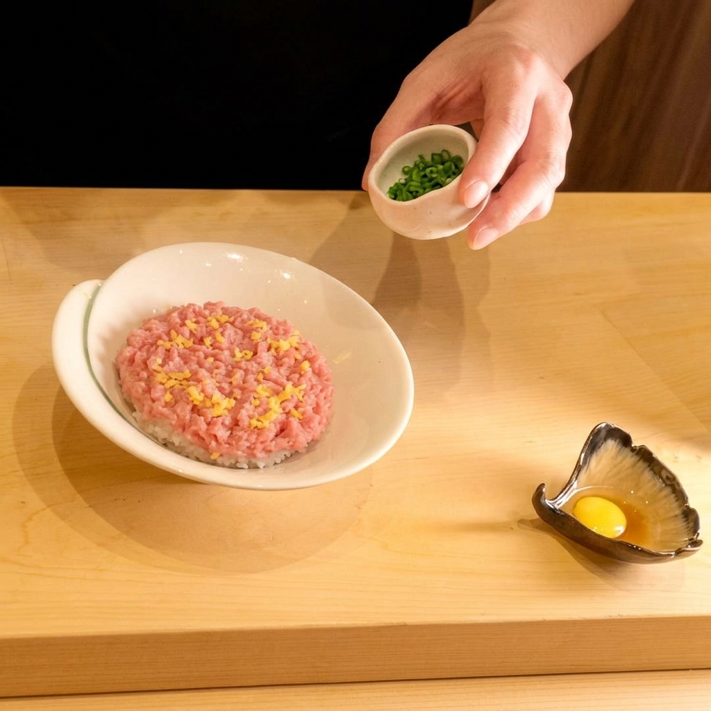 Frische Frühlingszwiebeln werden über den Thunfisch gestreut.