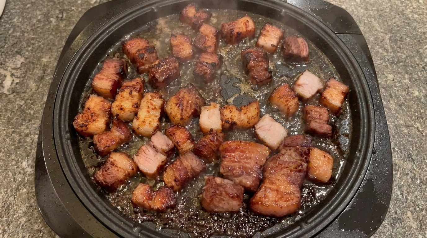Rotwein-marinierter Schweinebauch in Salatblättern