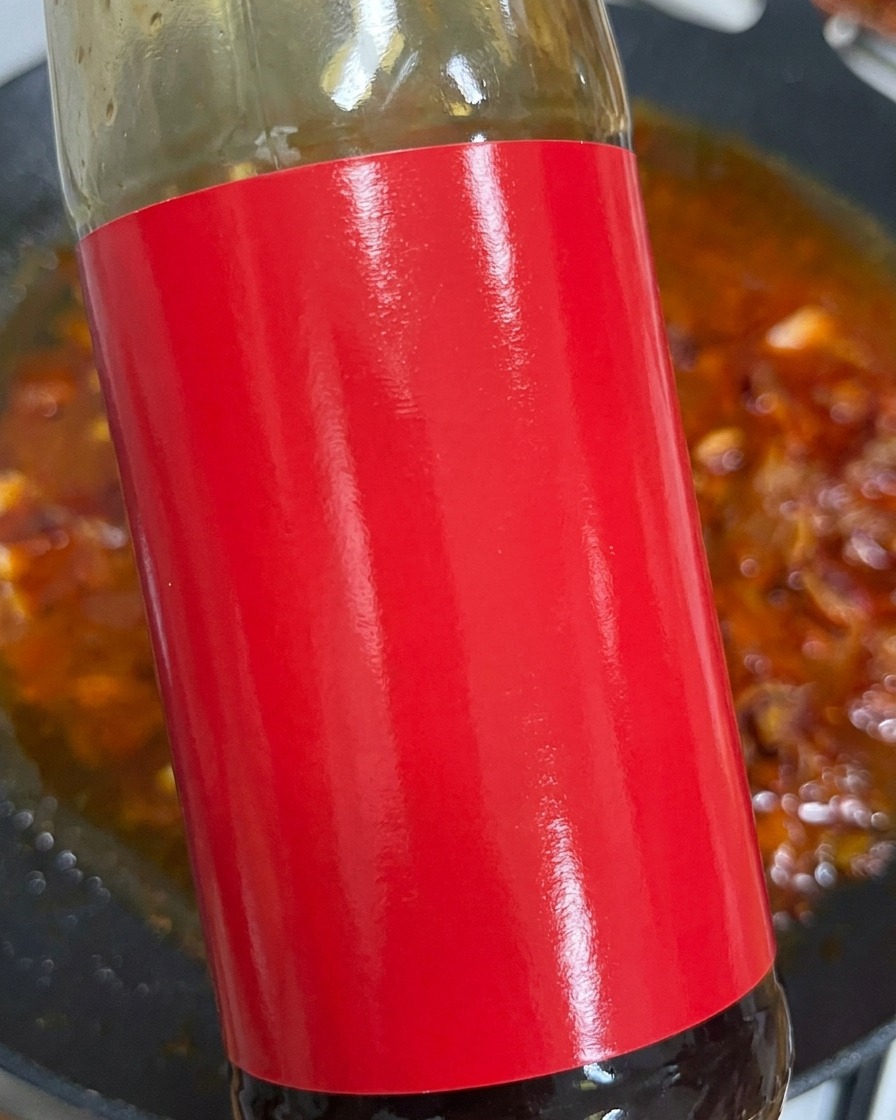 Austernsauce wird in die rote Brühe gegeben.