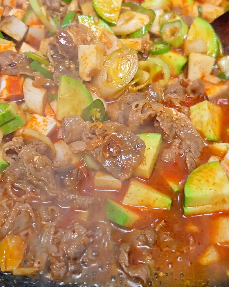 Nahaufnahme des kräftig sprudelnden koreanischen Sojabohneneintopfs.