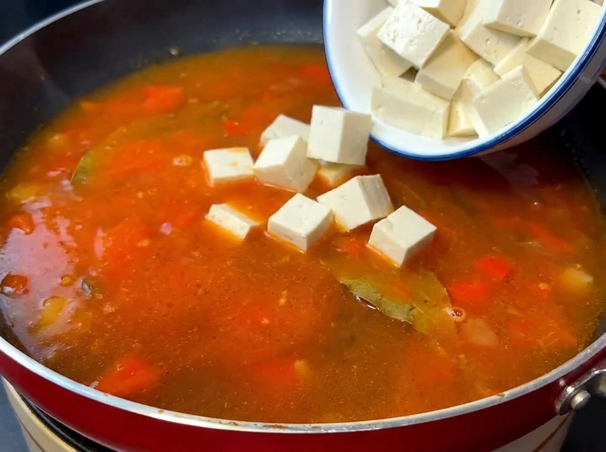 Seidentofu und angebratenes Rindfleisch in der Tomatensuppe.