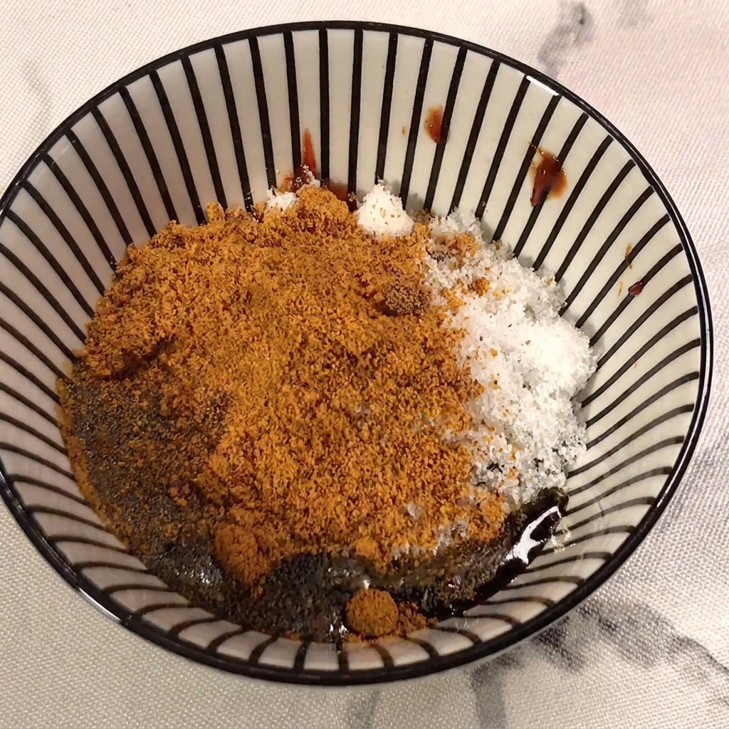 Helle Sojasauce wird in die Saucenmischung gegossen.