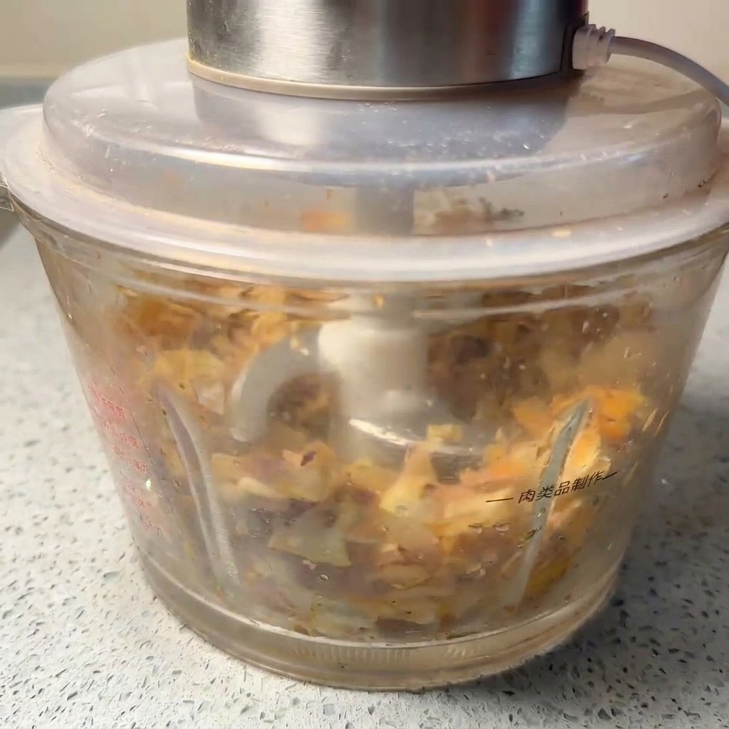 Getrocknete Meeresfrüchte werden im Mixer zu einem feinen, braunen Pulver verarbeitet.