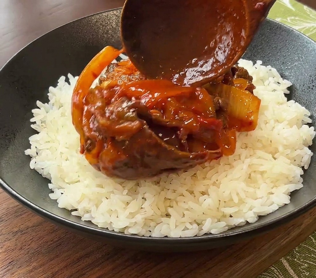 Kimchi-Fleisch-Mischung wird auf eine Schüssel mit weißem Reis gegeben.