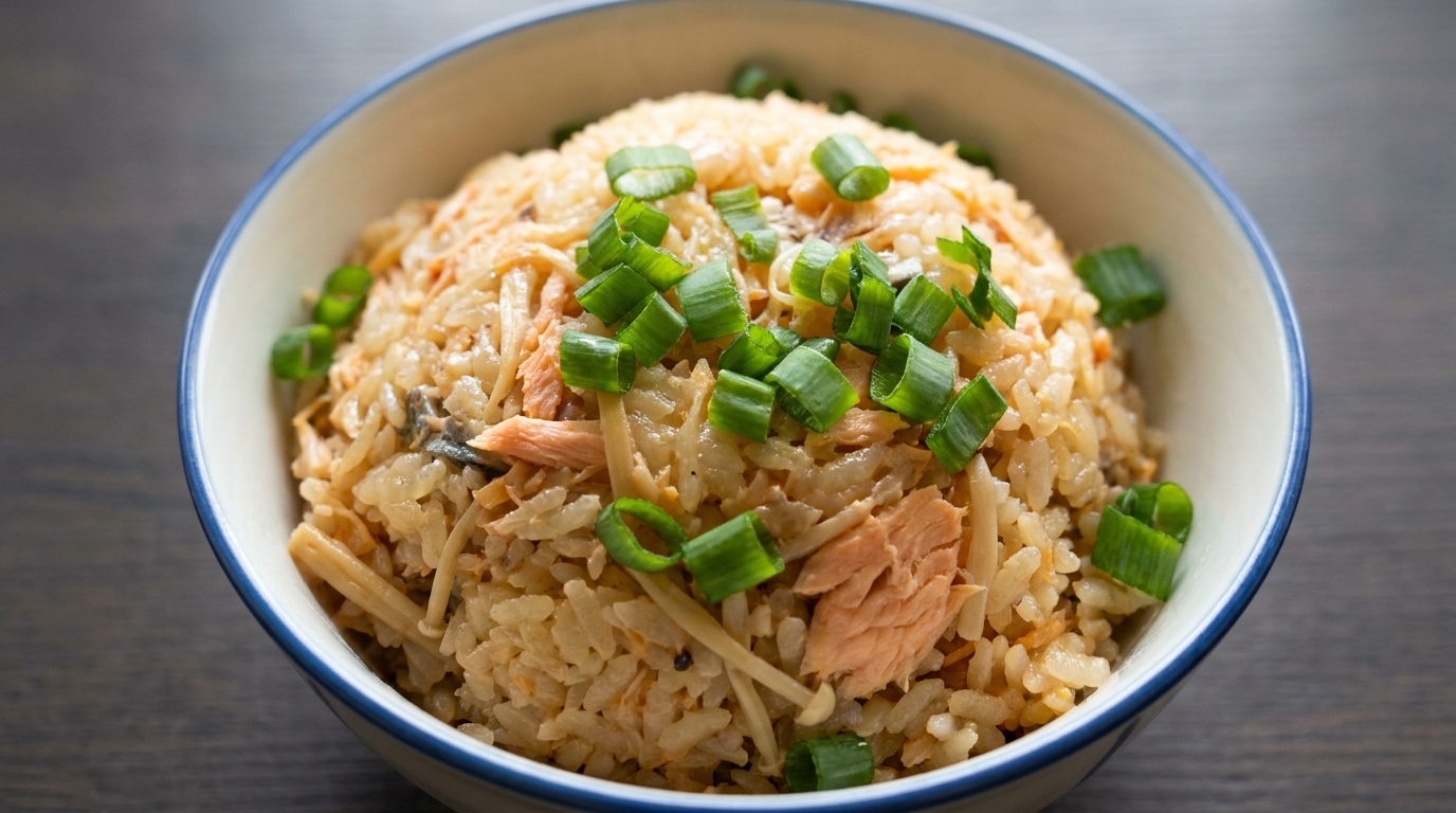 Japanischer Lachs-Reis mit Enoki-Pilzen (Takikomi Gohan)