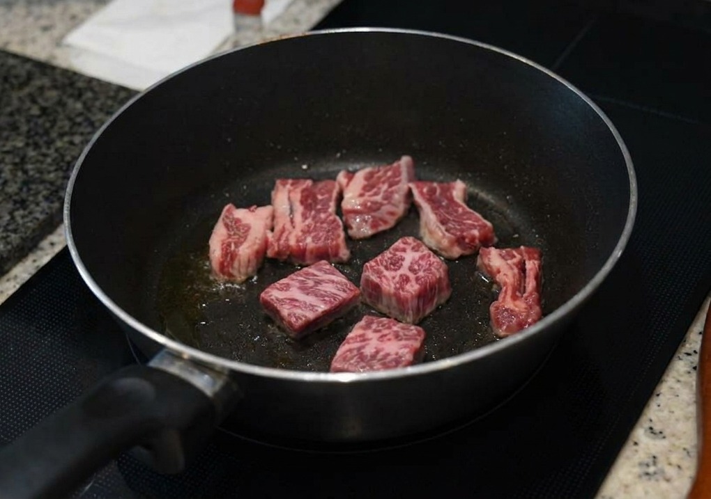 Rinderrippenstücke braten in einer heißen Pfanne, bis die Ränder braun werden.