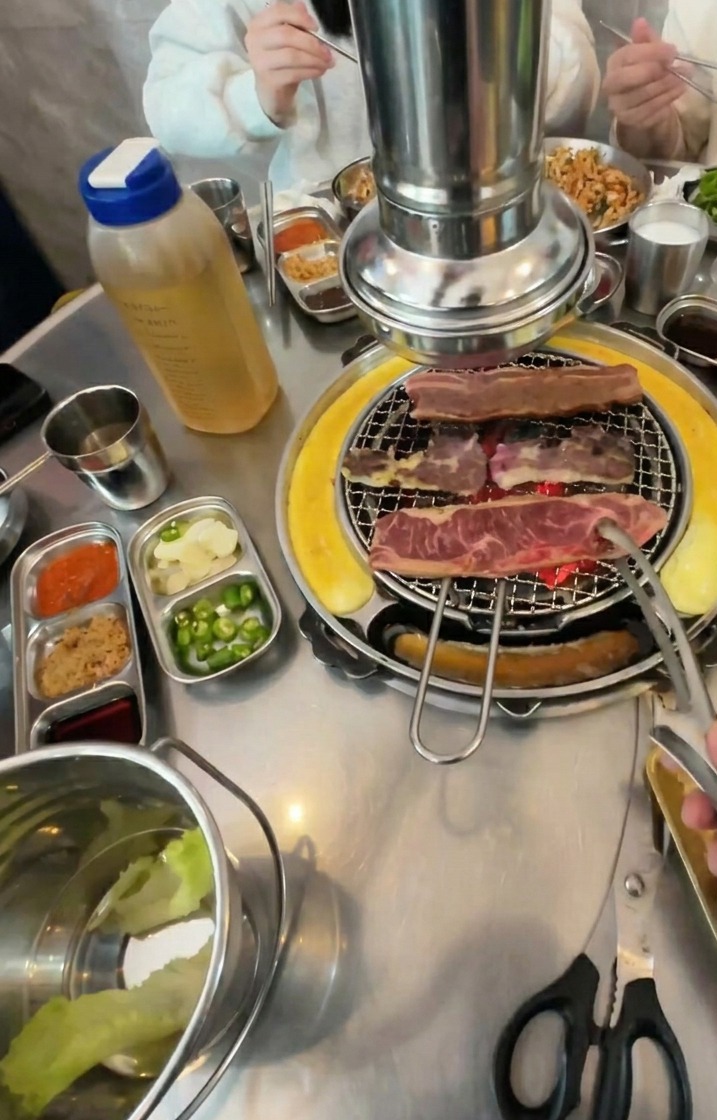 Rindfleischstreifen werden auf dem Grill gewendet und zeigen eine tiefbraune, karamellisierte Kruste.