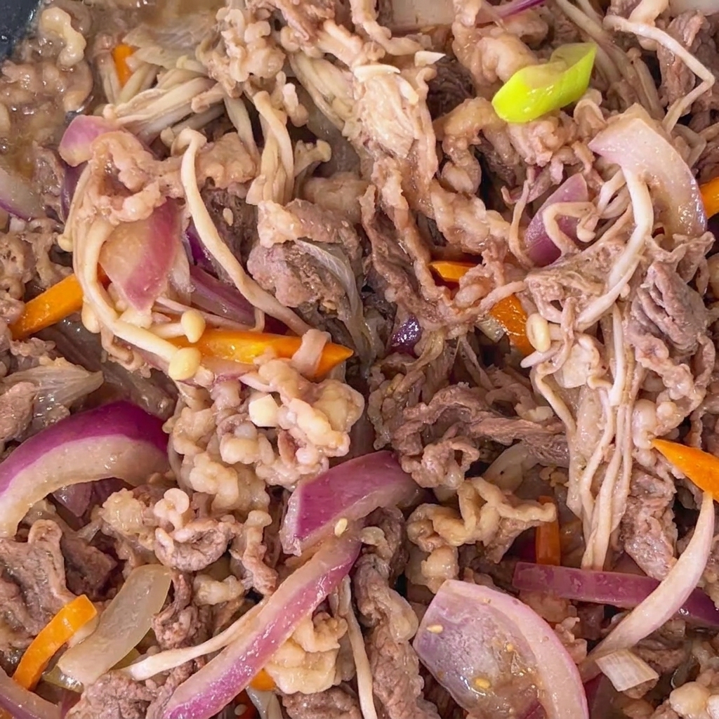 Nahaufnahme von fertig gegartem Bulgogi mit deutlich sichtbarem geröstetem Sesam.