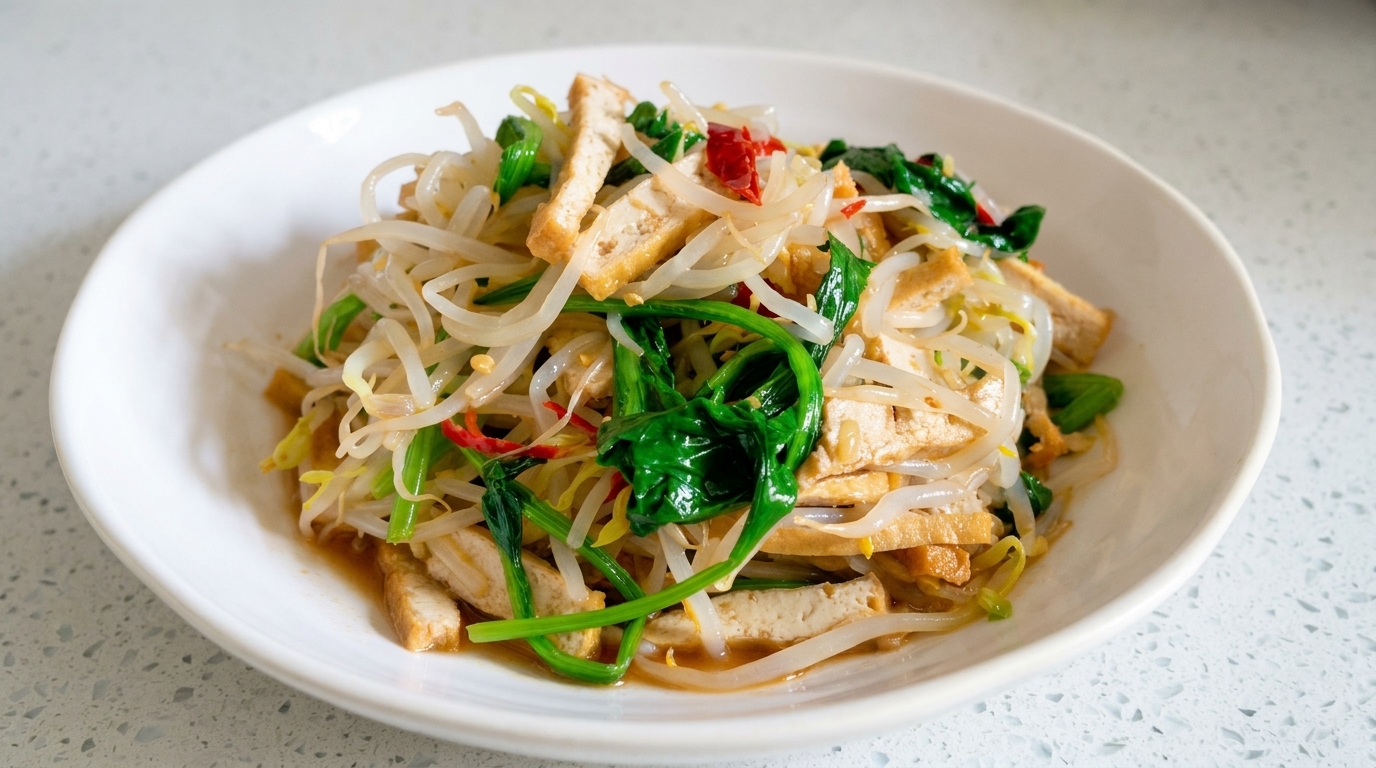 Ein farbenfroh angerichteter chinesischer Landsalat mit knackigen Mungobohnensprossen, blanchiertem Spinat und goldbraunen Tofustreifen in einem aromatischen Knoblauch-Chili-Dressing.