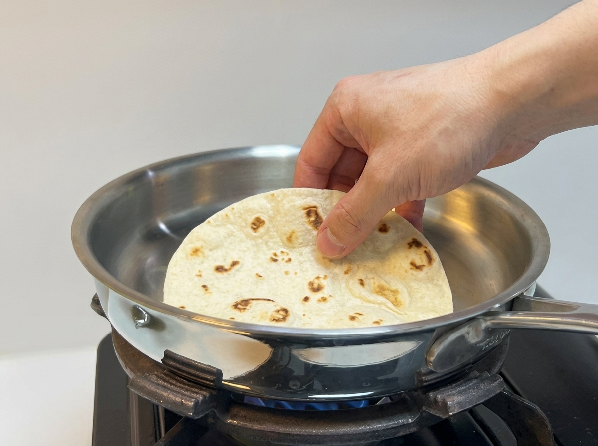 Eine Tortilla in einer heißen Pfanne.