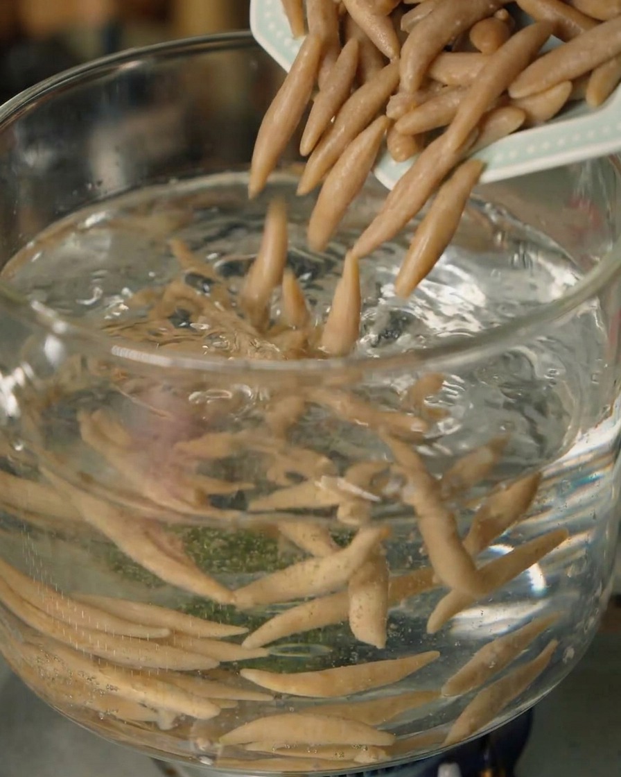 Shanxi-Hafernudeln werden in einen Topf mit kochendem Wasser gegeben.