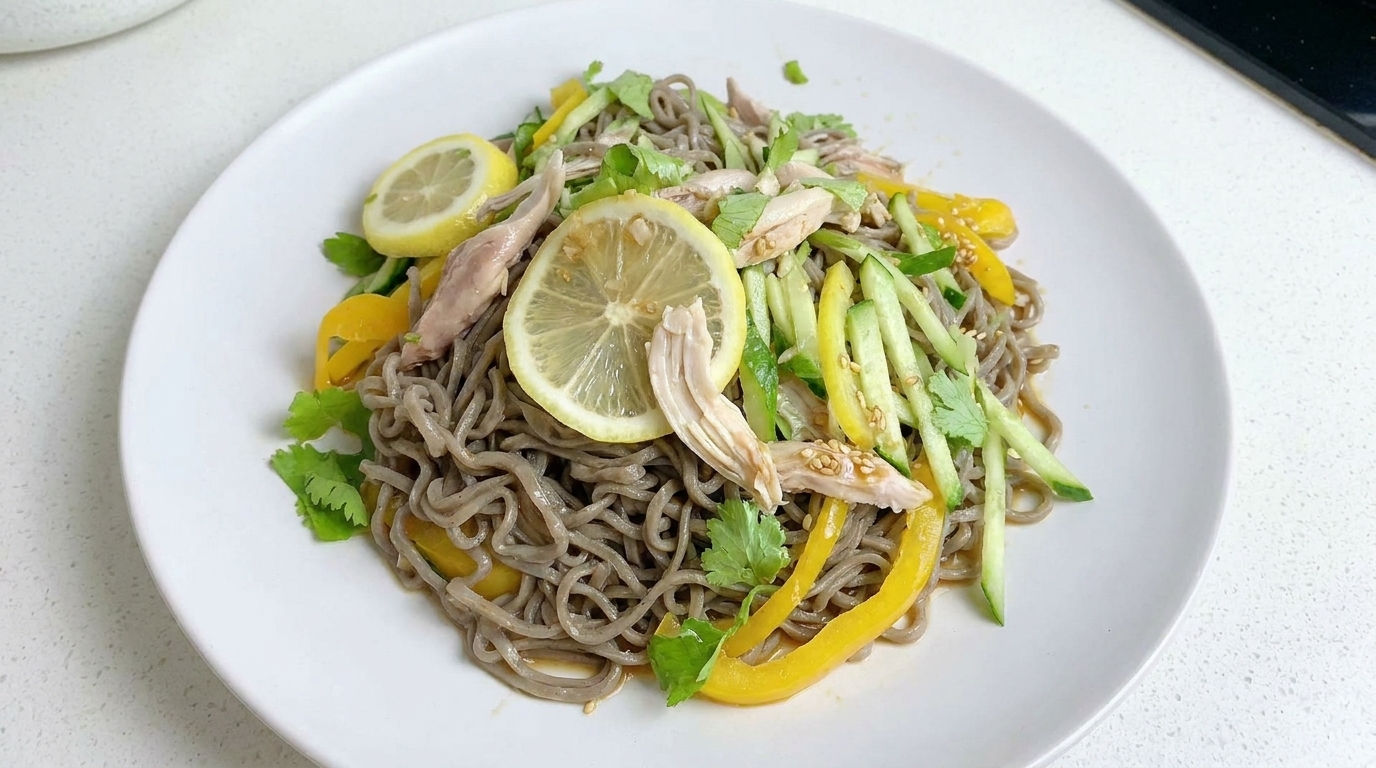 Erfrischender Buchweizen-Nudelsalat mit Zitronenhuhn