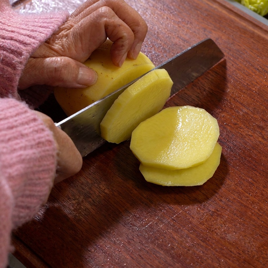 Geputzte Enoki-Pilze mit entferntem Wurzelende, bereit für den Topf.