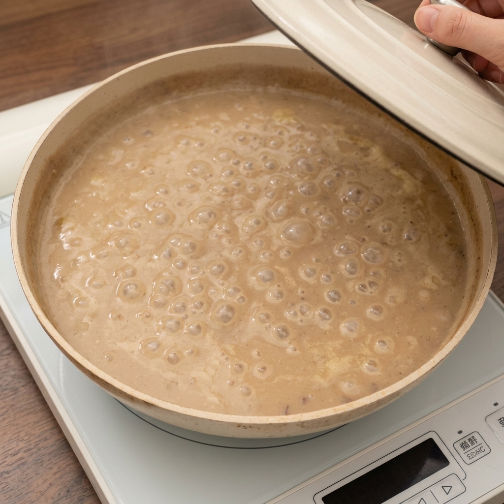 Muschelfleisch wird in die cremige Kartoffelsuppe gemischt.