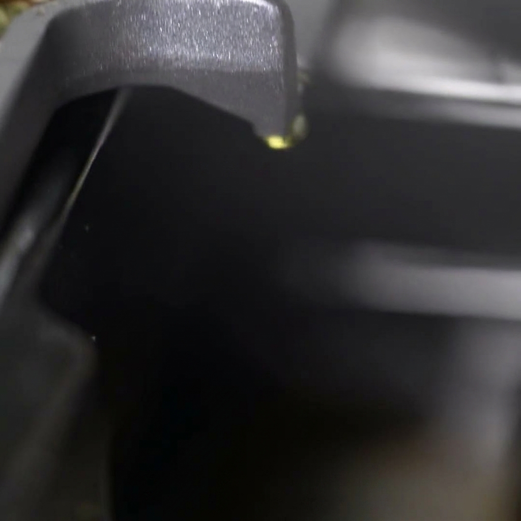 Ein Haufen scharfer Nudeln auf einem Grill, der mit schwarzer Pfeffersoße beträufelt wird.