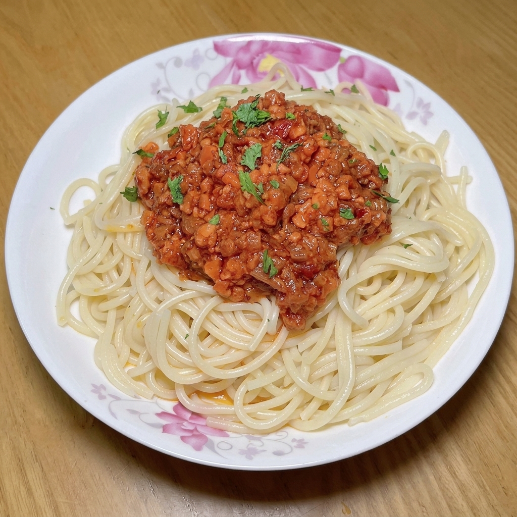 Frische gewürfelte Tomaten werden zu der Fleisch-Gemüse-Mischung in die Pfanne gegeben.