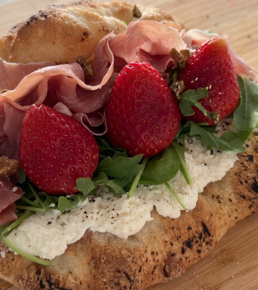 Gehackte Pistazien werden über die Füllung des Sandwiches gestreut.